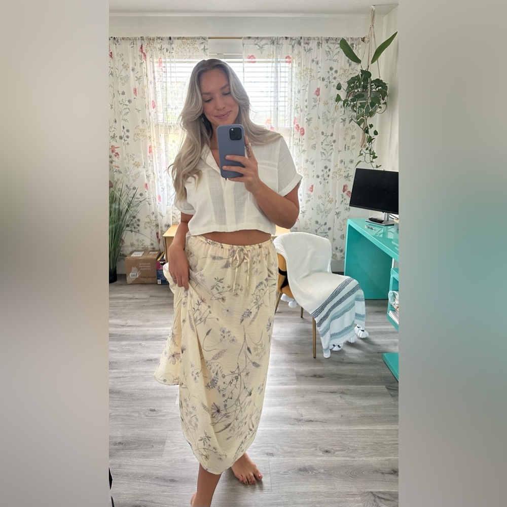 🤍 H&M Floral Midi Skirt – Size M 🤍